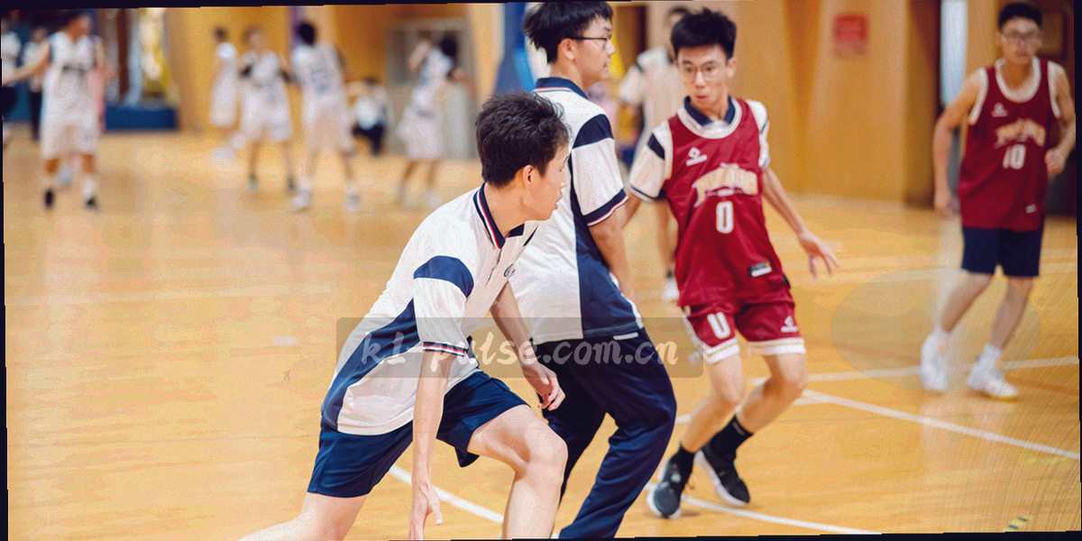 实时数据同步的波形图，多条脉冲线示意不同联赛数据流